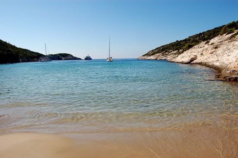 Plage de sable sur l'île de Bisevo