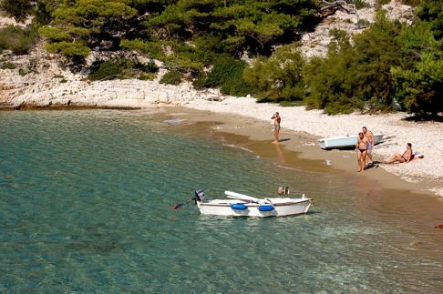 Plage de sable sur l'île de Vis