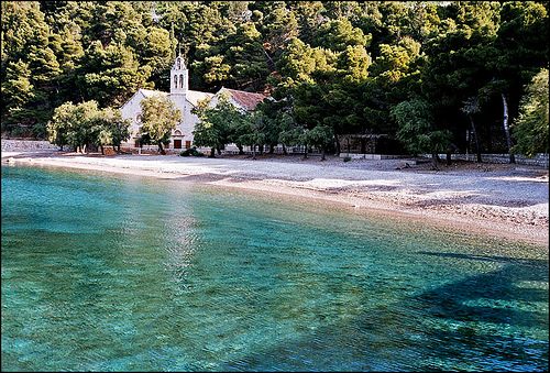 Kiesstrand Gusarica in der Mitte der Stadt Komiza