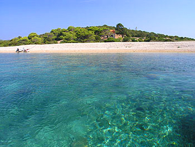 Plage de galets à Milna, île de Vis