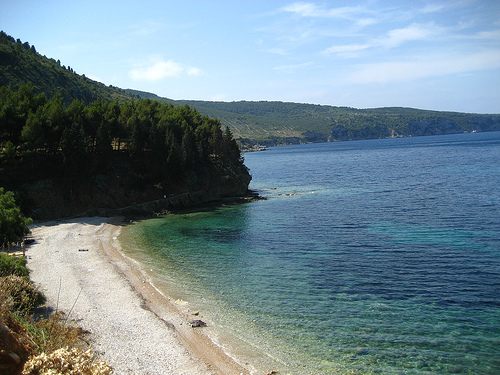 Plage de galets Kamenice près de la ville de Komiza