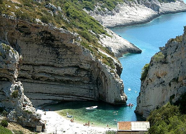 Plaża żwirowa w zatoce Stiniva