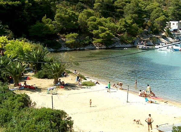 Zatoka Stonćica z piaszczystej plaży