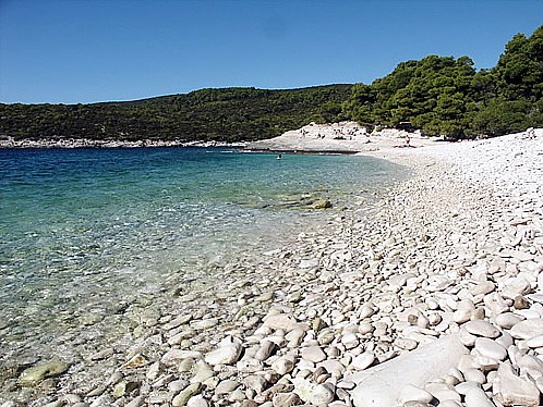 Belle plage de galets dans la baie Srebrena