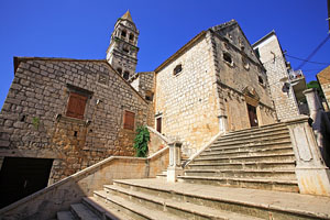 Vecchia chiesa nella città di Vis